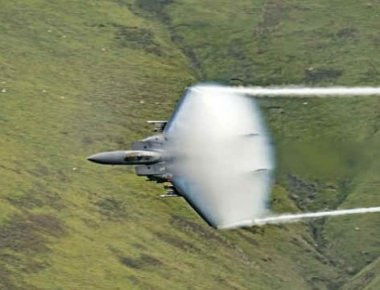 Μαχητικό αεροσκάφος με το δικό του «προσωπικό σύννεφο»! (φωτό)